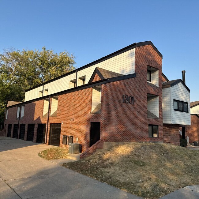 Building Photo - Unique two bedroom 1 1/2 bath with additio...