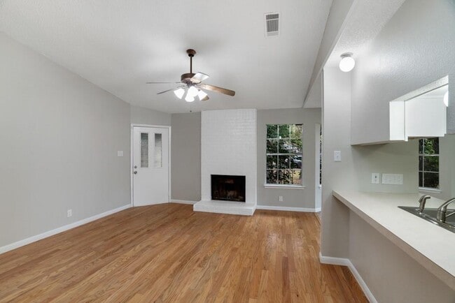 Building Photo - 2101 Matthews Ln