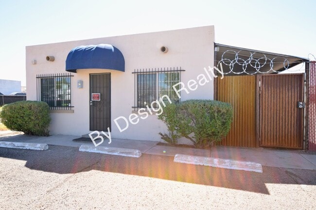 Building Photo - Stand Alone 2 Bed 1 Bath with Private Yard...