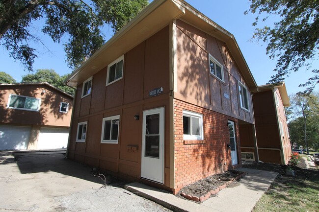 Building Photo - First Floor Two bedroom duplex with Garage...