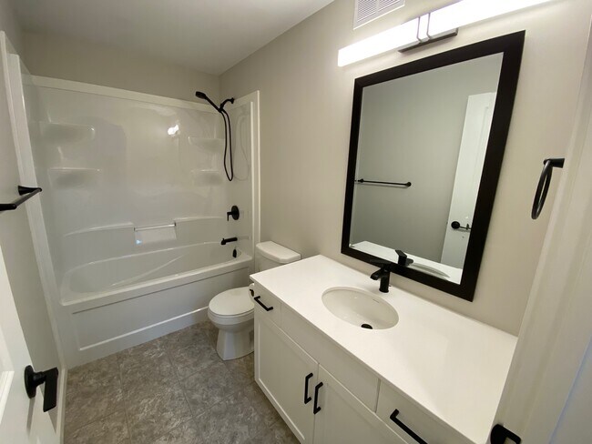 Photo du bâtiment - 12 Crystal Ave