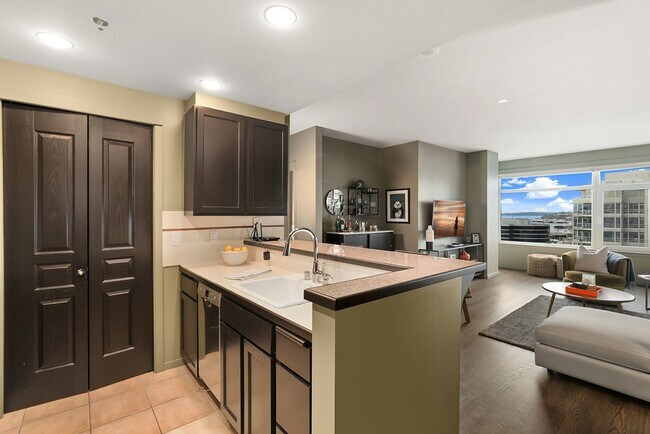 Foto del edificio - Amazing Views & All the Amenities at The Ellington w/Parking! $2650