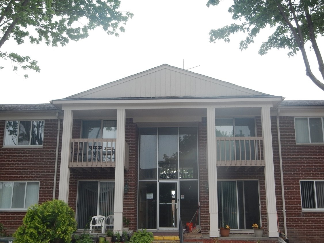 Canal Lux Apartments in Clinton Township, MI