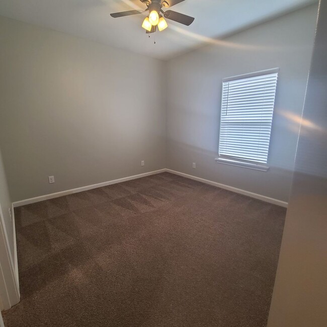Building Photo - 3 bedroom 3 bathroom home available in July!