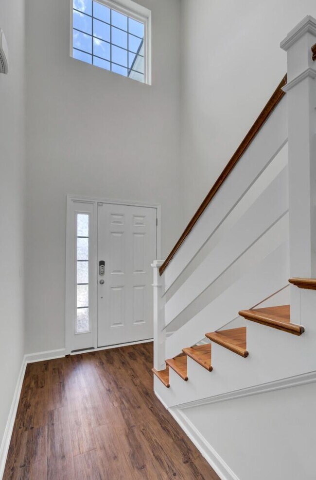 Building Photo - 131 Lakestone Rd