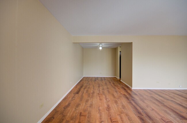 Building Photo - 2nd floor 1 ba 1 ba apartment with a balco...