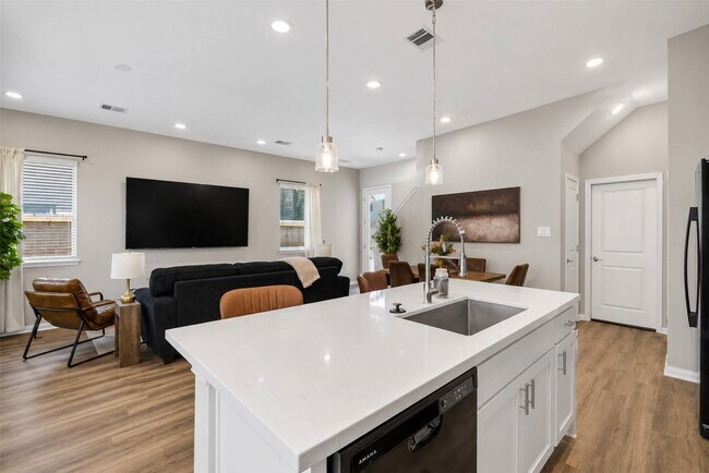Foto del edificio - 8135 Esther Acres Ln
