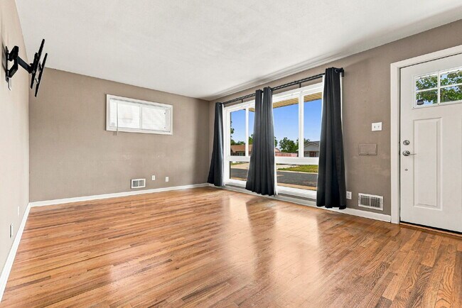Foto del edificio - 5-Bedroom Northglenn Ranch w/ Finished Basement, Camper/Trailer Parking, and Big Fenced-In Backyard!