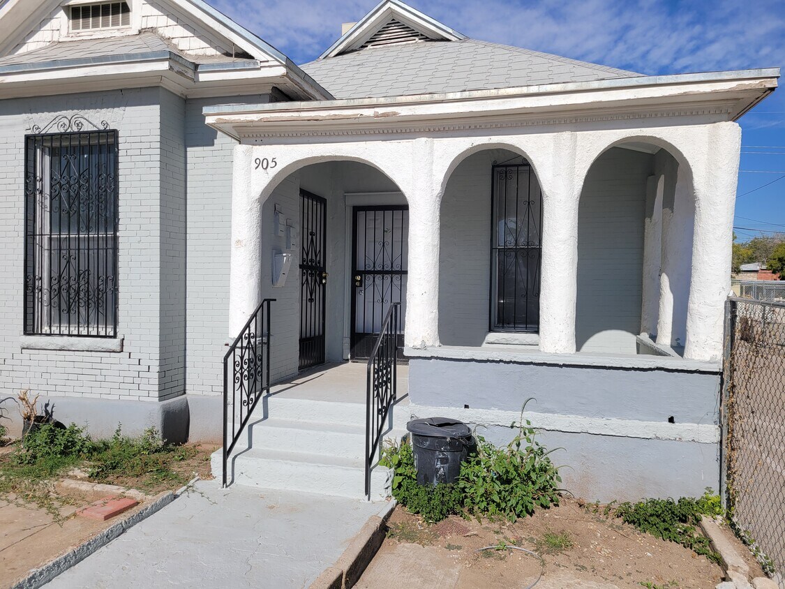 Front of apartment - 905 Wyoming Ave