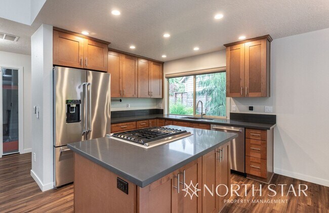 Foto del edificio - Lake Oswego Home Near Westlake Park