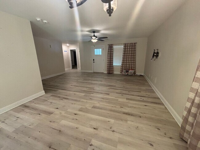 Foto del edificio - Newly Renovated & Move in ready