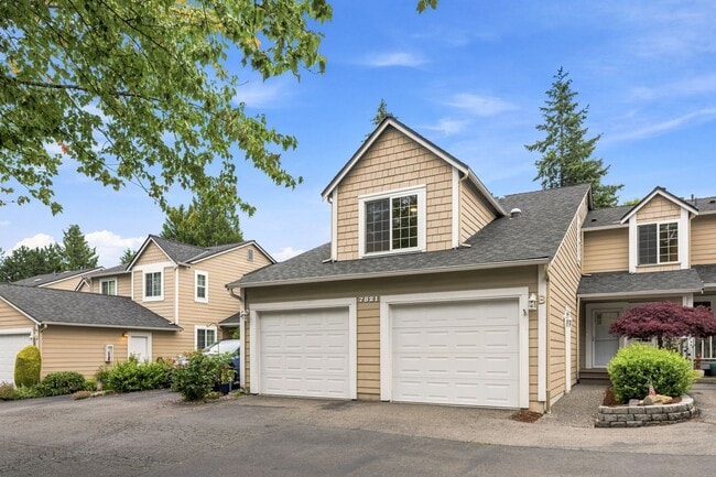 Building Photo - For Lease $2950/Month: Beautifully updated 2/Bdrm Townhome with large Bonus Room