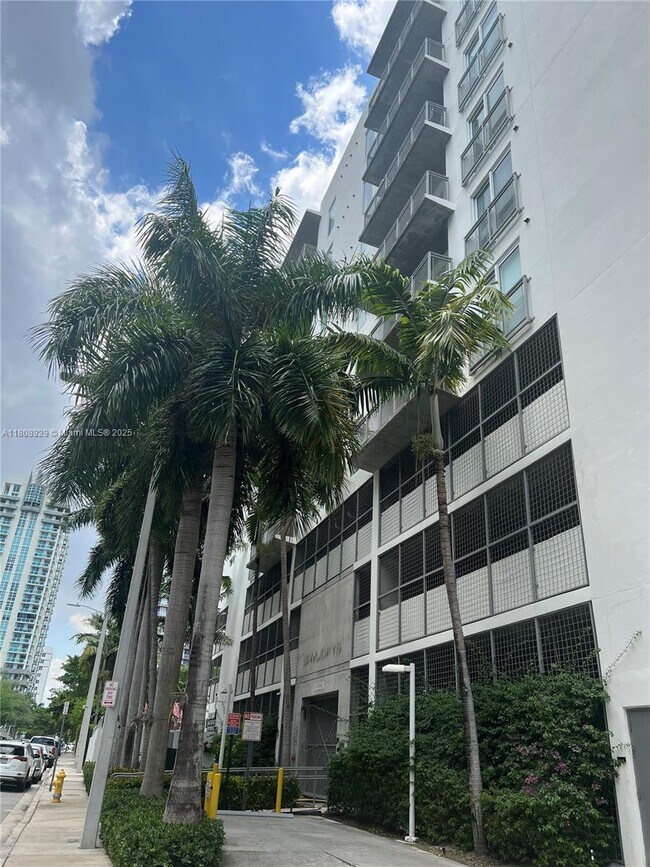 Building Photo - 455 NE 25th St
