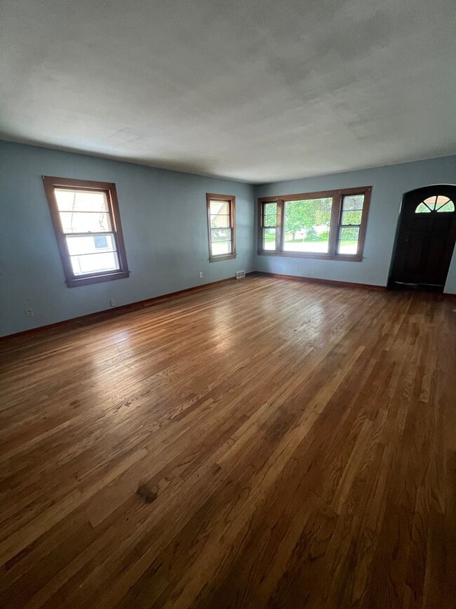 Building Photo - Spacious 2 bedroom home!