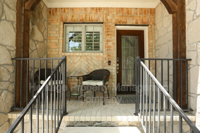 Building Photo - 611 Oxalis