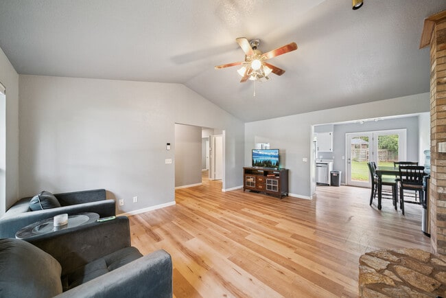 Building Photo - 1615 N Briarwood Dr