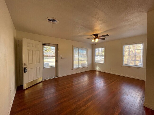 Foto del edificio - Beautiful 3 bedroom 2 bath with garage!