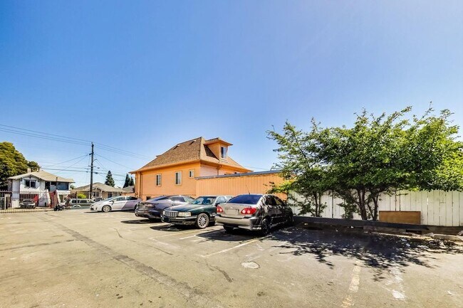 Building Photo - Updated Apartment near BART. 6 Weeks FREE!