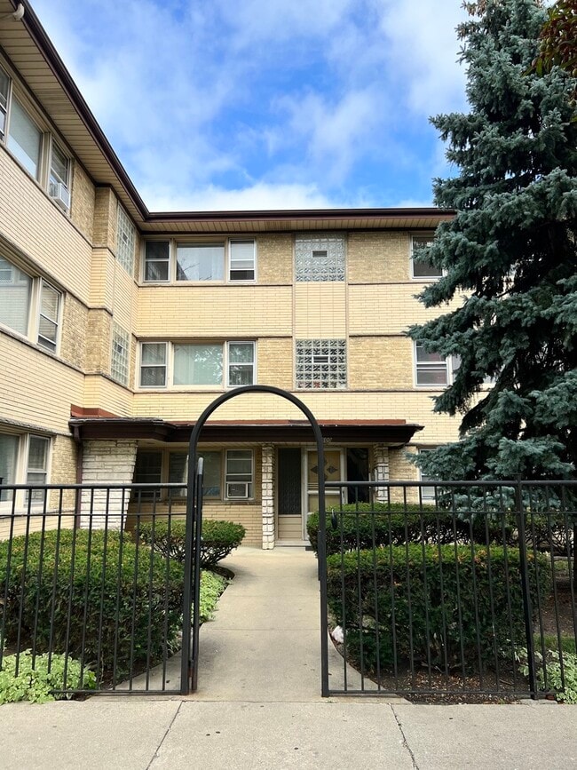 Building Photo - 2600 N Austin Ave