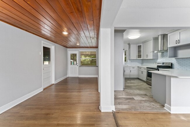 Building Photo - Charming and Updated 2/2 Home in Colonial ...