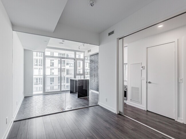 Building Photo - 33 Helendale Av