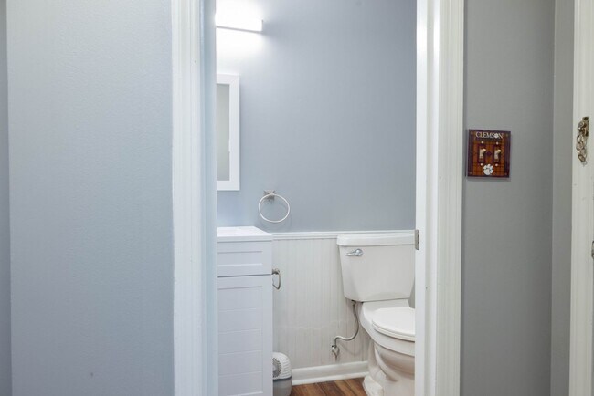 Building Photo - Renovated Townhome in Village Green!