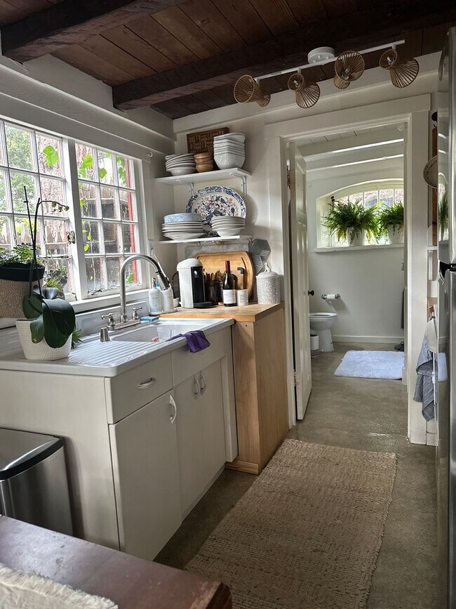 Building Photo - Historic 1 Bed, 1 Bath Guest Cottage Bocks...