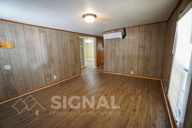 Building Photo - 1405 6th Ave