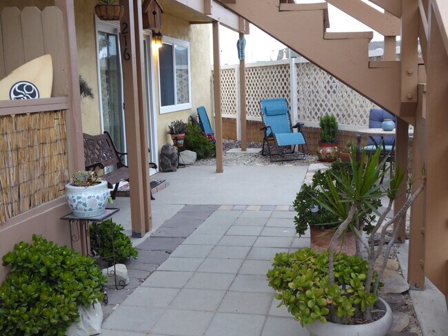 Entryway / Patio - 216 Melrose Dr