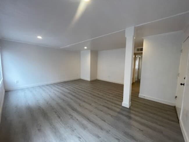 Foto del edificio - 6155 Reseda Blvd