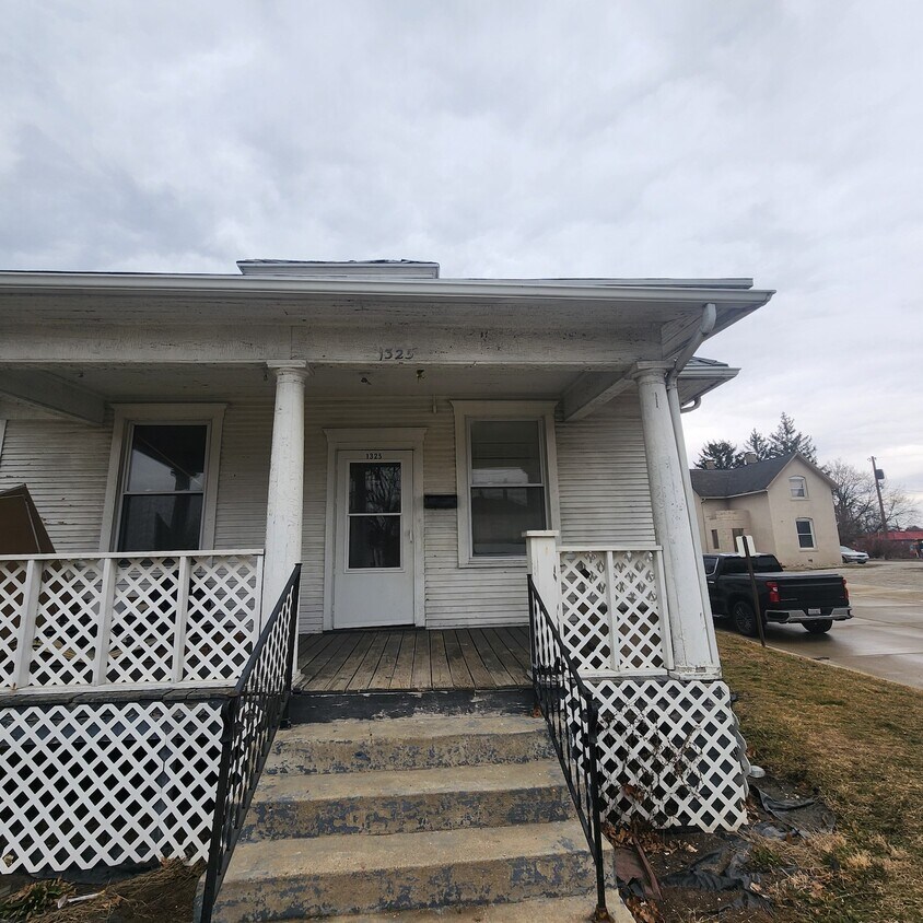 Primary Photo - 1325 E Main St