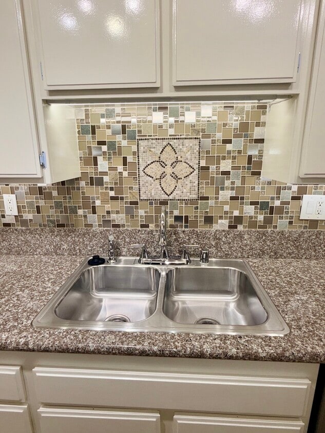 Kitchen Sink Back Splash - 3669 Westwood