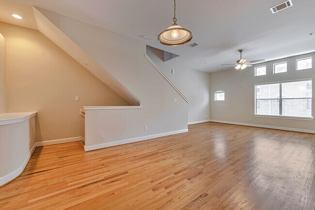 Building Photo - Modern Living Inside the Loop: Spacious, S...