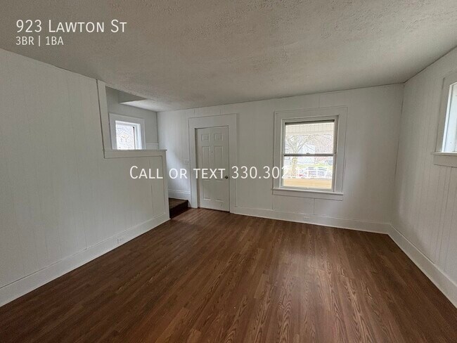 Building Photo - Three bedroom one bathroom home for rent