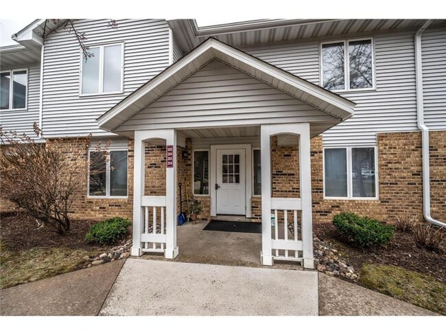 Building Photo - Bright & Updated Townhome in Eagan with Gr...