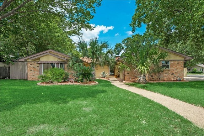 Building Photo - 200 Plainview Dr