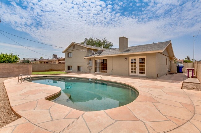 Building Photo - 5 BEDROOM TEMPE HOME WITH GREAT BACKYARD A...