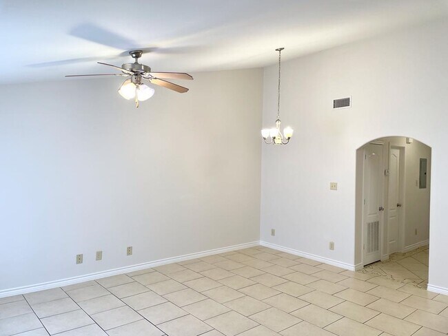 Building Photo - 413 Shiloh Dr