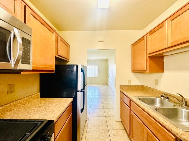 Building Photo - $500 Move In Special! 2 Bedroom Location i...