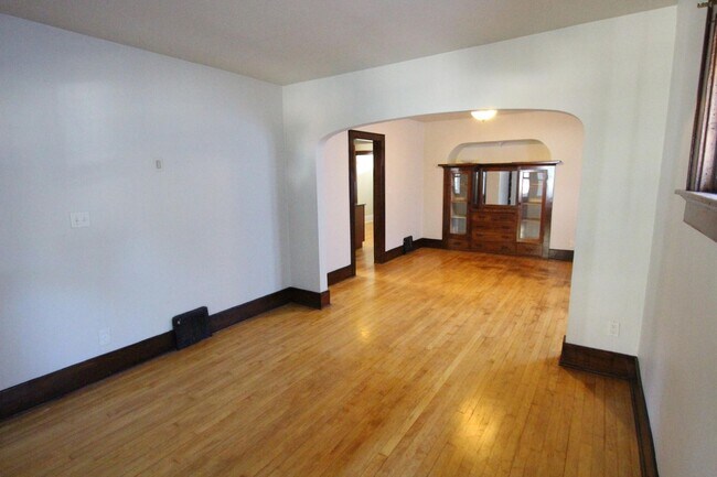 Foto del edificio - 3 bedroom 1 bath West Allis home with granite counters and 2 car garage