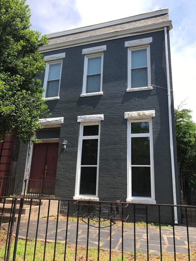 Foto del edificio - -- APPLICATION PENDING -- 5 BR / 4.5 BA Nice house near VCU! Available June 12th!