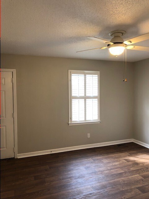 Building Photo - 2 BR/1 BA Duplex in Greer