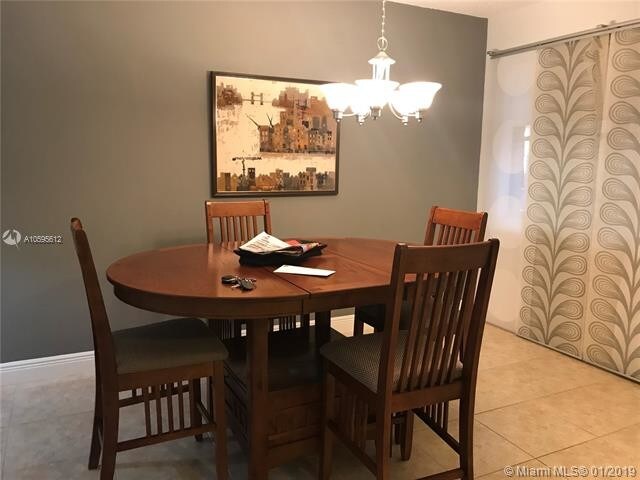 Foto del edificio - 481 Ives Dairy Rd