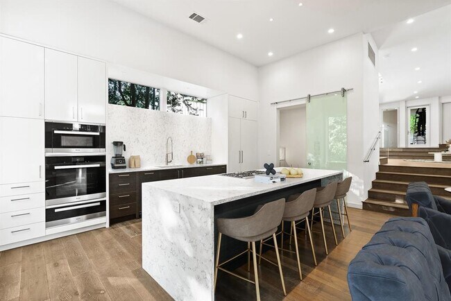 Building Photo - 1107 W 31st St
