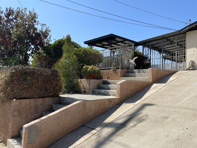 Foto del edificio - 2Bd 2Bth Home with detached studio and pan...