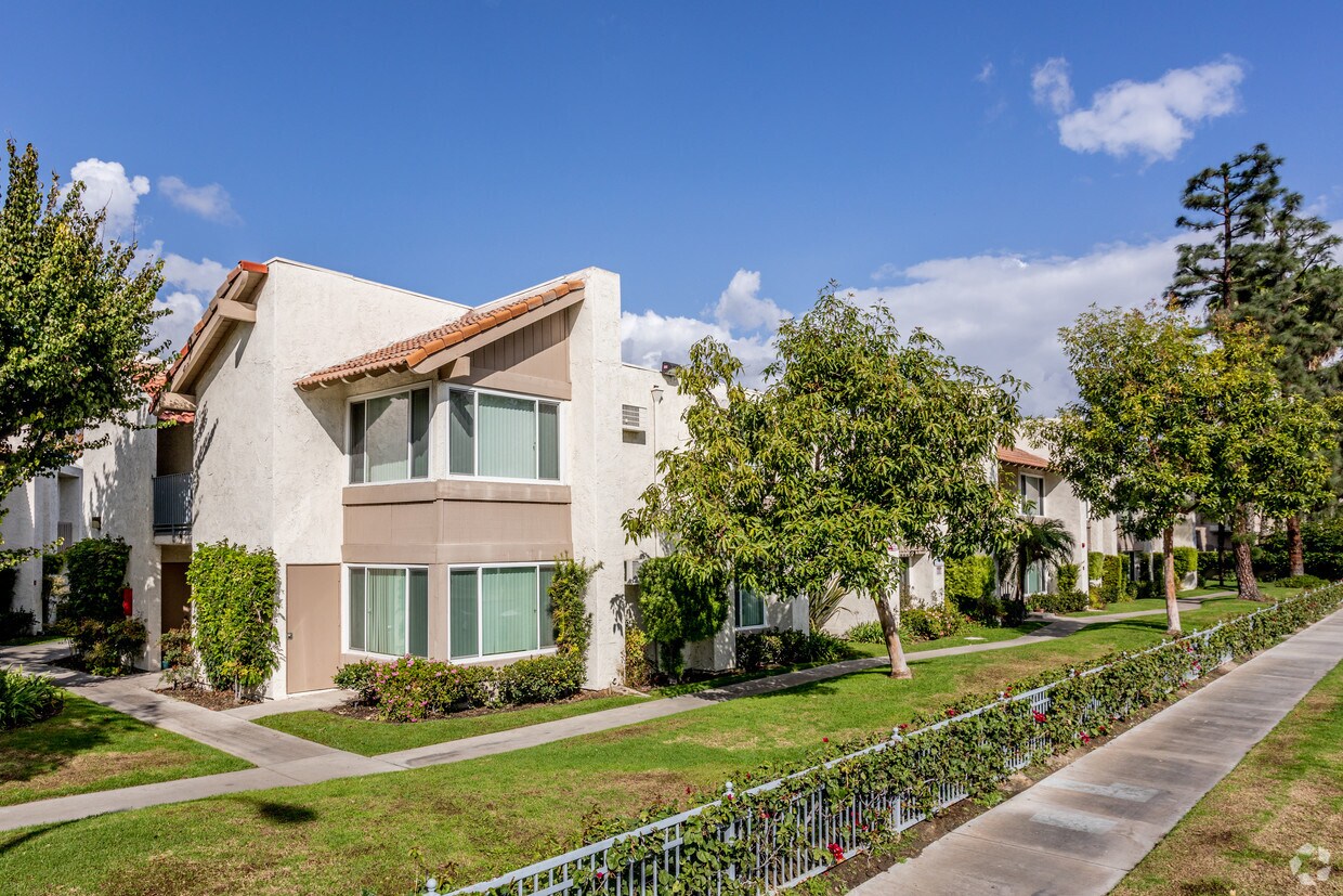 Foto principal - 1251 N. Placentia Ave.