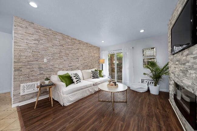 Foto del edificio - 9860 Dale Ave