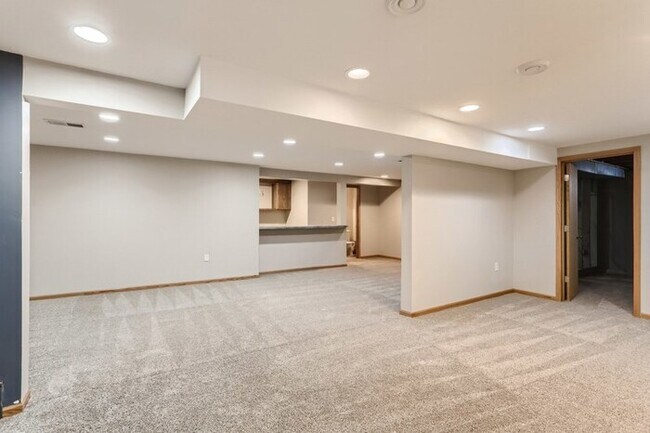 Building Photo - 1465 Crest Dr, Chaska, MN, 55318
