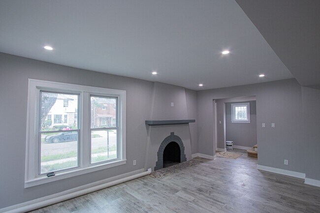 Foto del edificio - Completely Renovated  3 bedroom on Washbur...