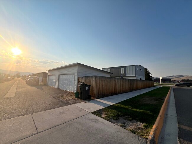 Foto del edificio - 4715 Siren Rd